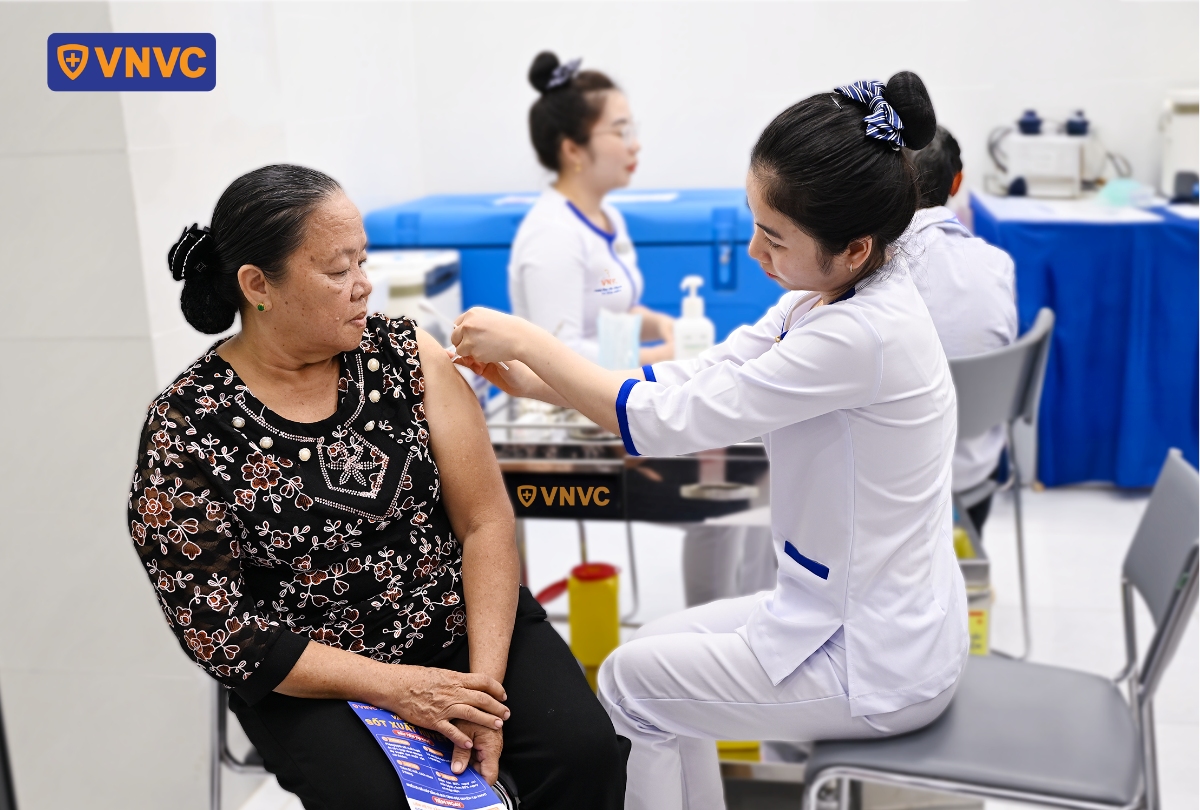 bà huỳnh thị kim loan đi tiêm vắc xin