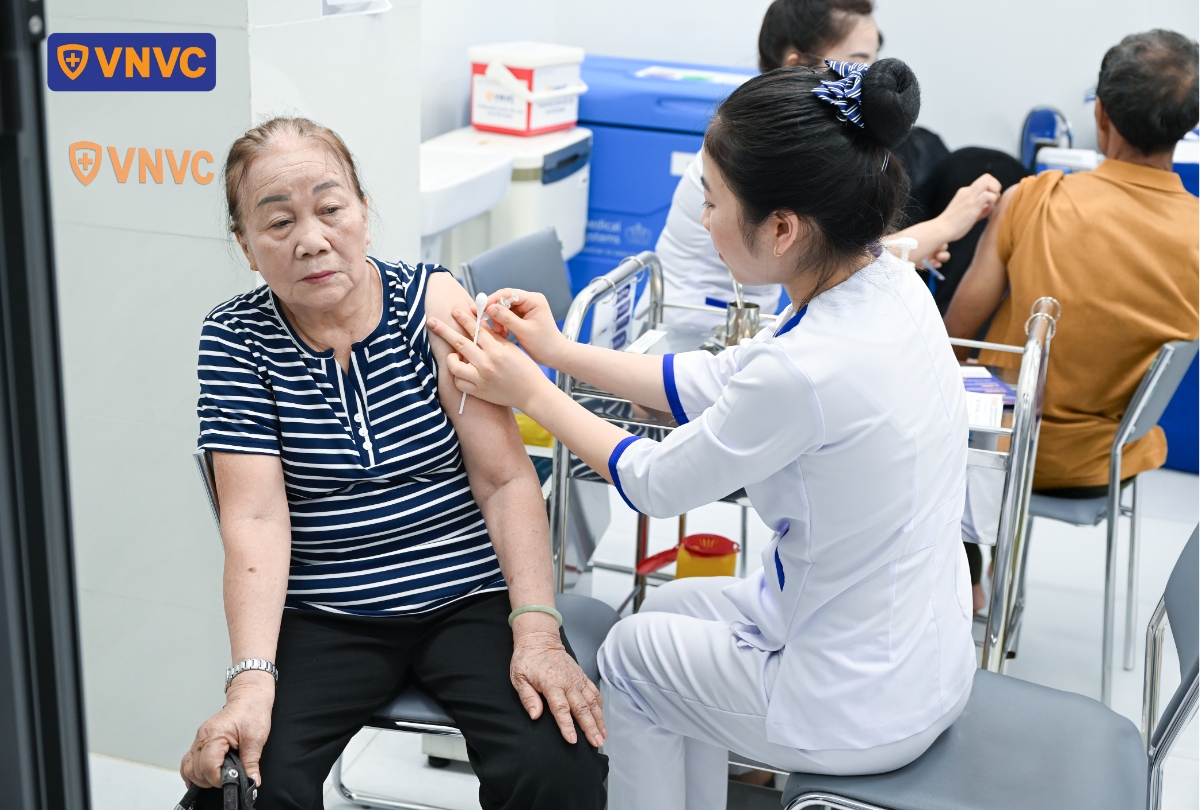 bà nguyễn thị tư đi tiêm vắc xin