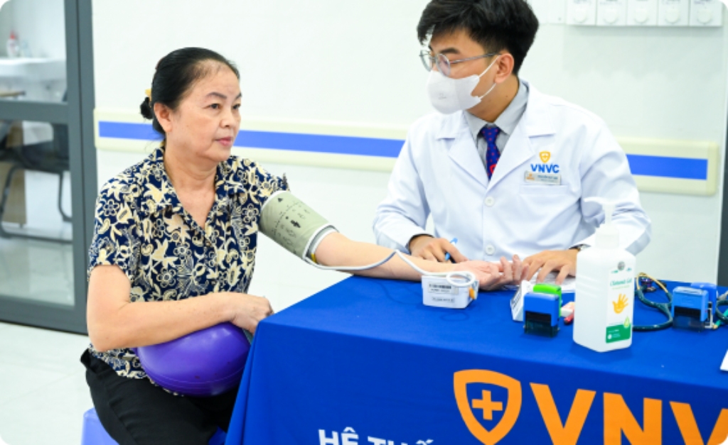 bác sĩ đo huyết áp cho phụ nữ cao tuổi côn đảo