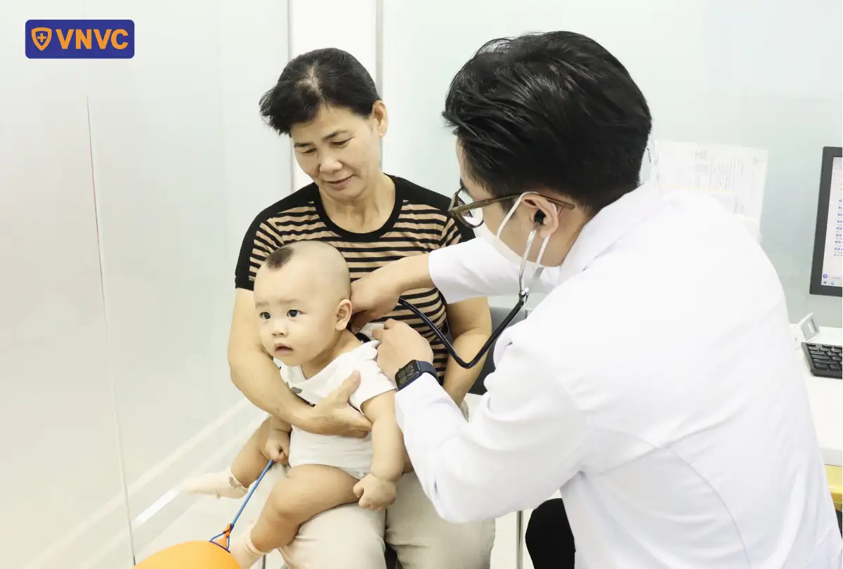 bác sĩ khám ống nghe