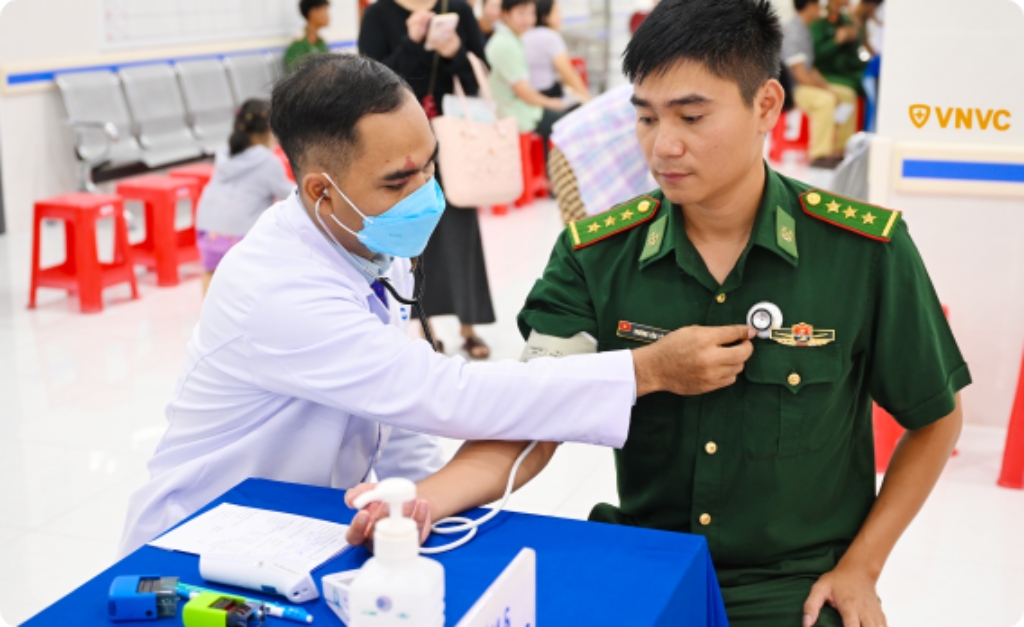 bác sĩ nghe tim cho chiến sĩ