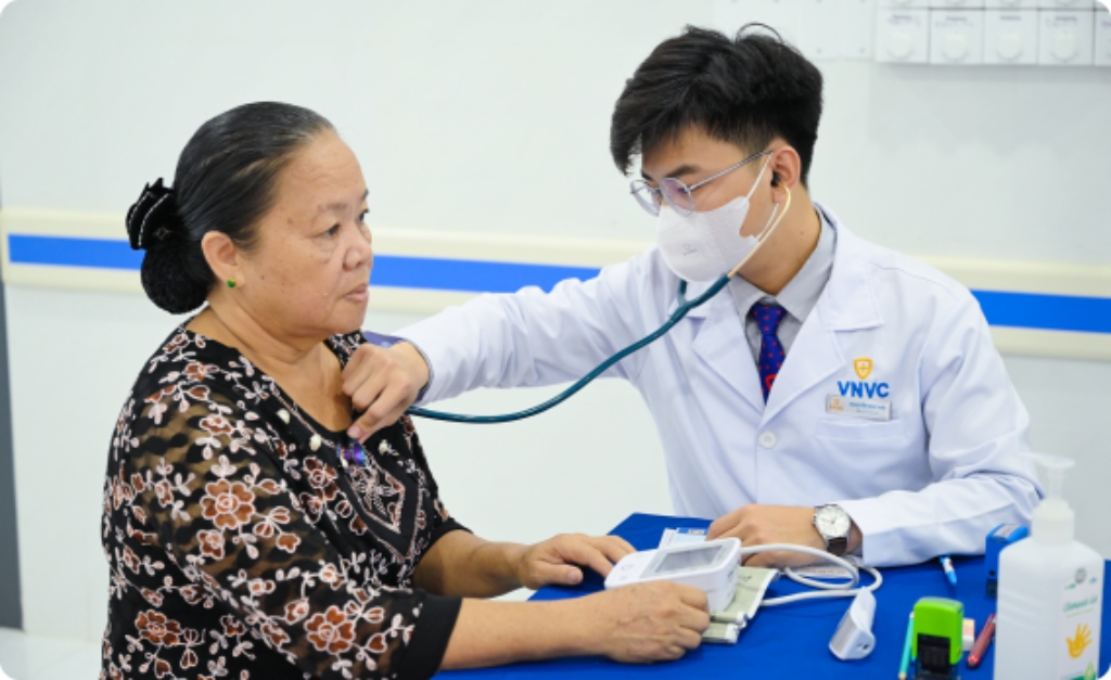 bác sĩ nghe tim cho phụ nữ trung niên