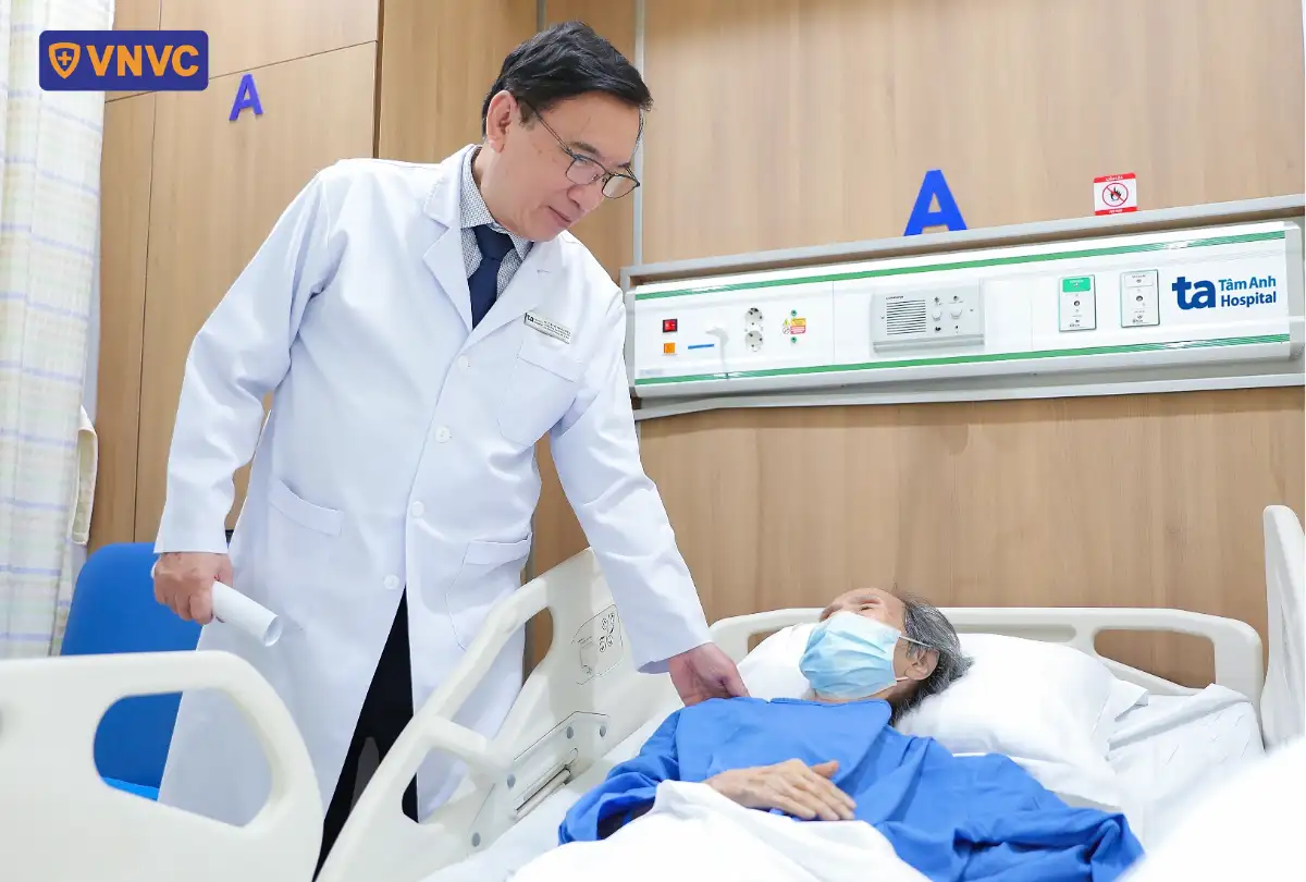 bác sĩ thăm khám người bệnh