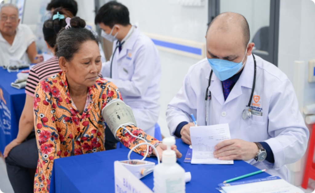 bác sĩ vnvc đo huyết áp cho phụ nữ cao tuổi