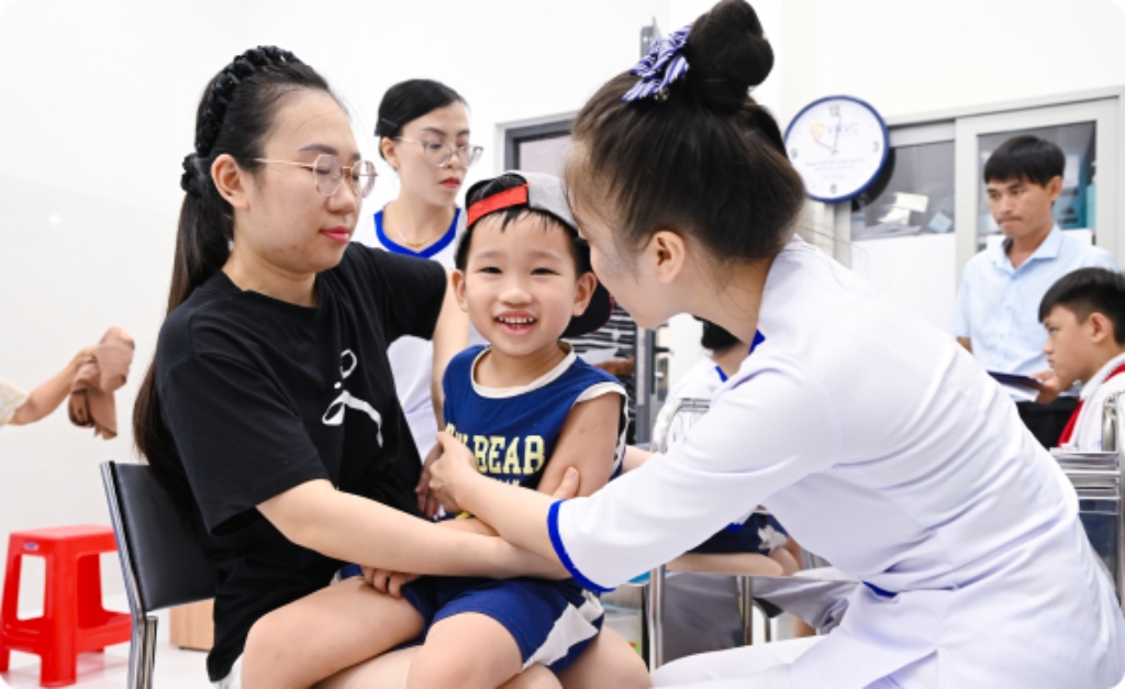 bé được mẹ đưa đến vnvc tiêm phòng