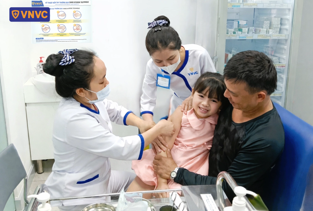 bé gái được tiêm ngừa