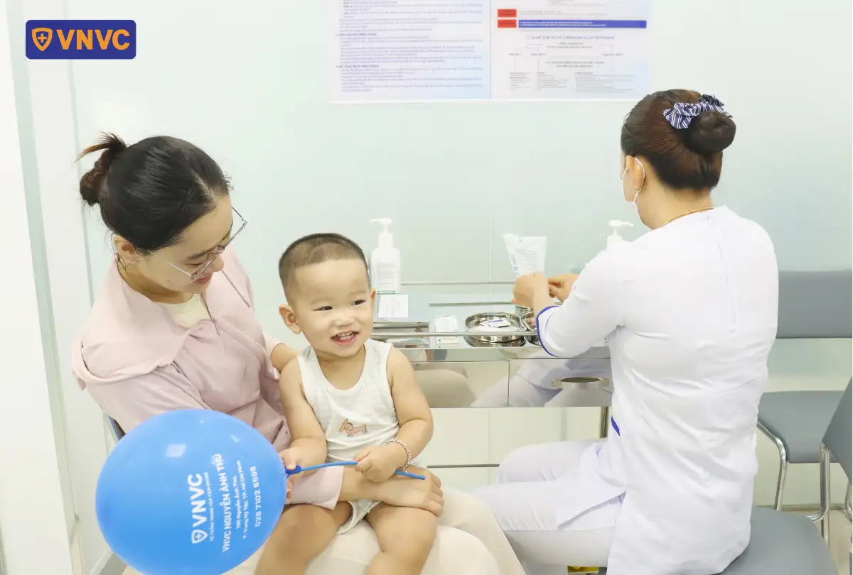 bé ngồi đợi tiêm