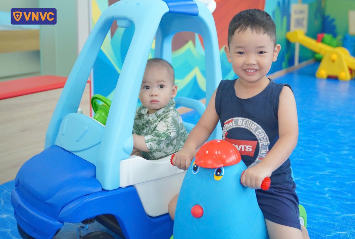 bé vui chơi tại vnvc hải dương