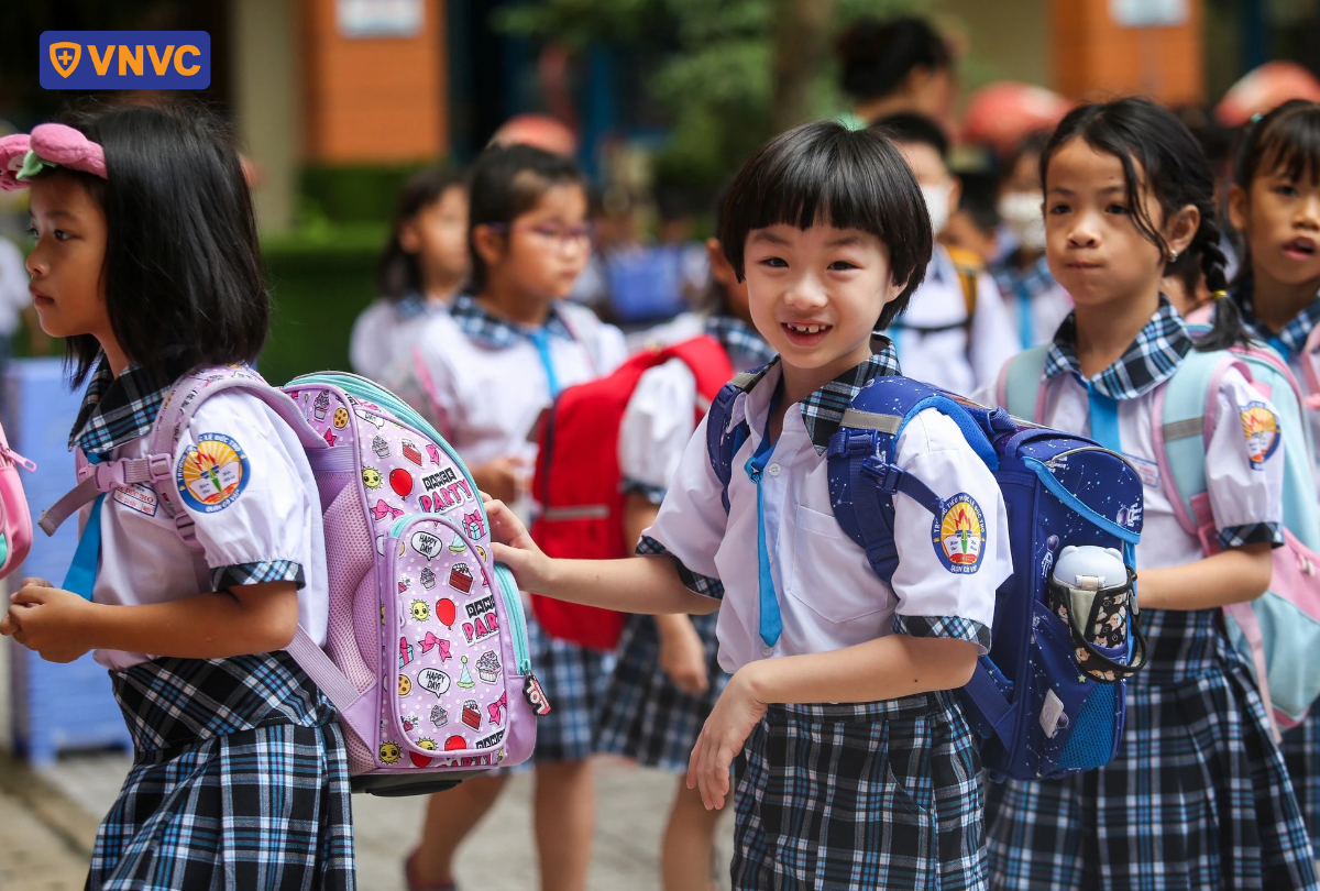 các bé học sinh