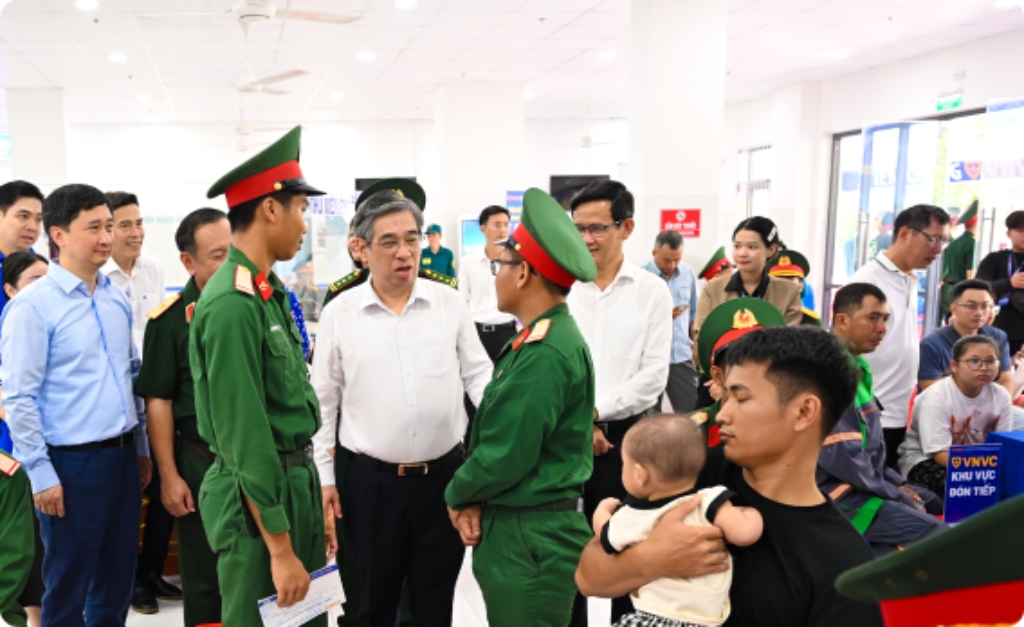 các cán bộ cấp cao và chiến sĩ tại buổi lễ