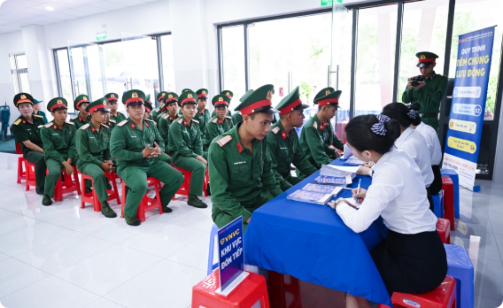 các chiến sĩ côn đảo đăng ký tiêm