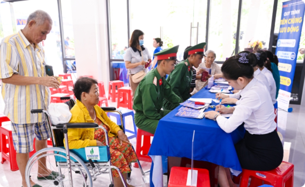 các chiến sĩ đang đăng ký tiêm miễn phí