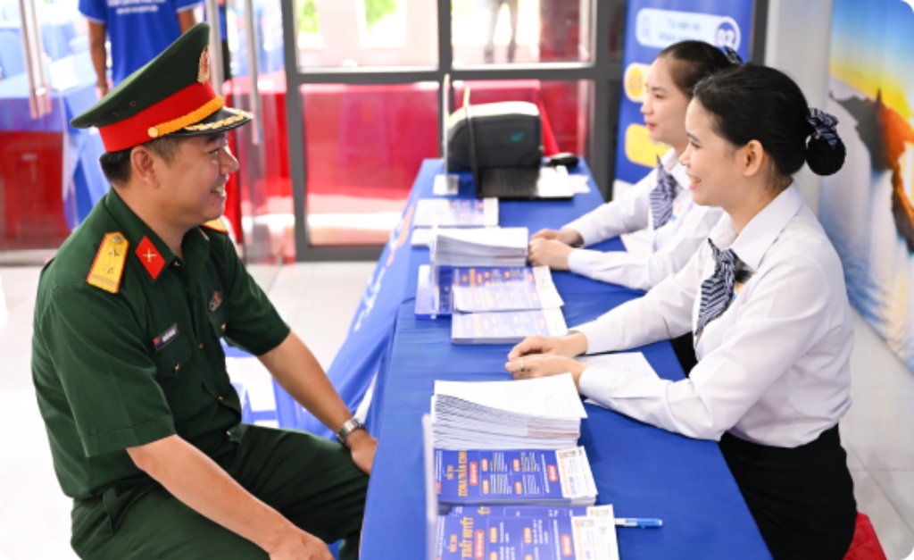 cán bộ đăng ký tiêm vắc xin tại vnvc