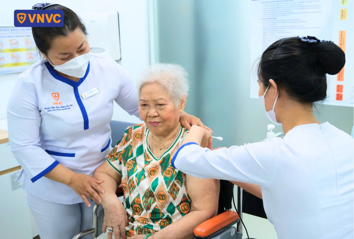 chích ngừa cho bà lão