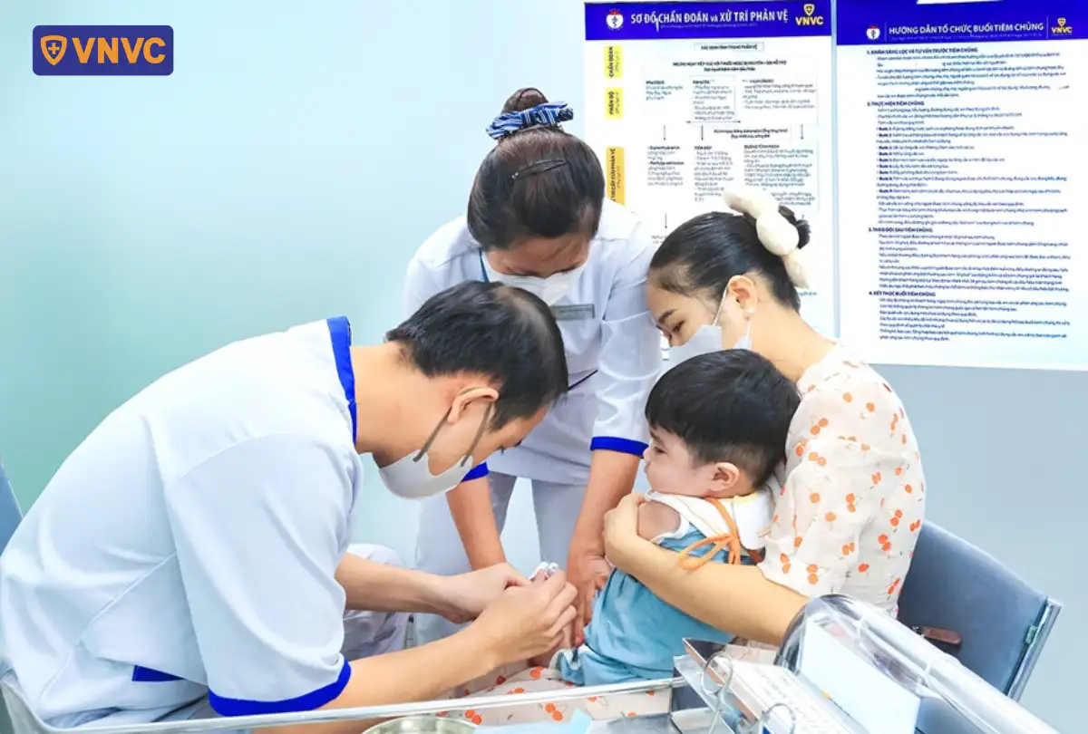 chích ngừa cho em bé trai