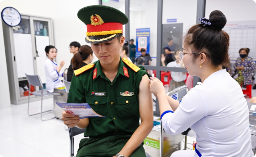 chiến sĩ đang được tiêm miễn phí