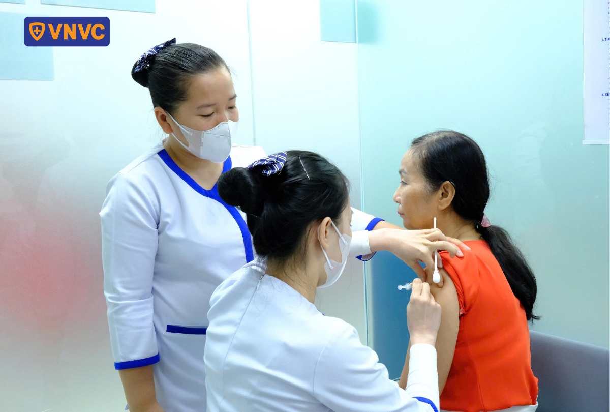 cụ bà tiêm dại đúng lịch