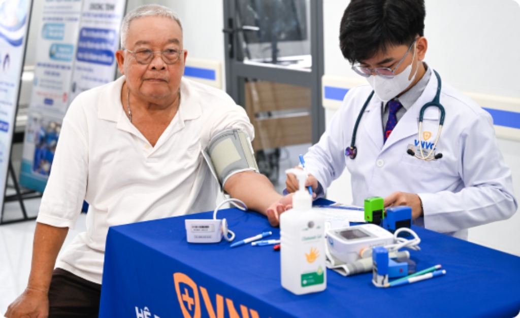 đàn ông cao tuổi tại côn đảo đến tiêm tại vnvc