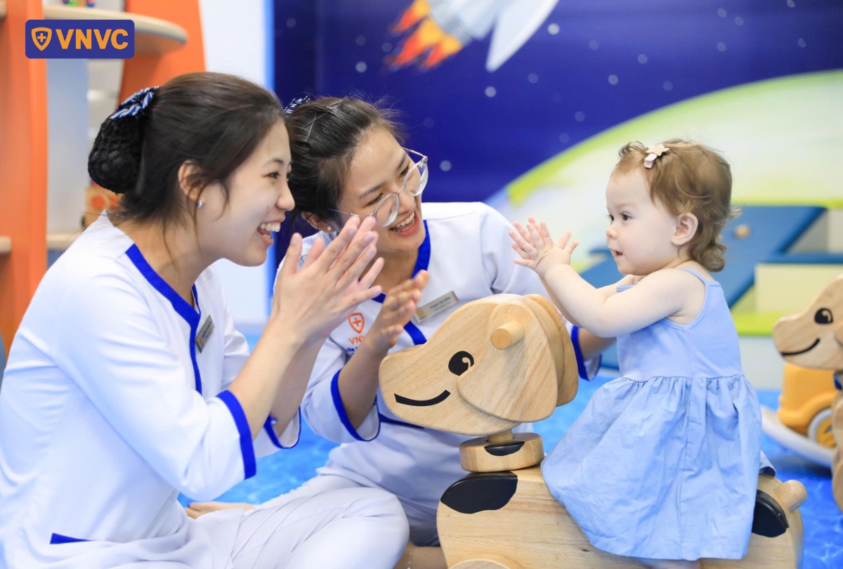 điều dưỡng chơi với bé