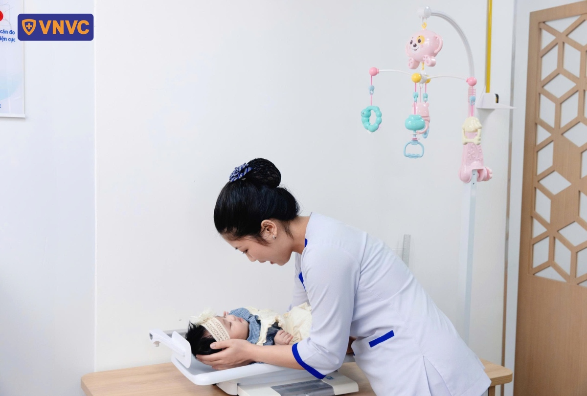 điều dưỡng đo cân nặng cho bé