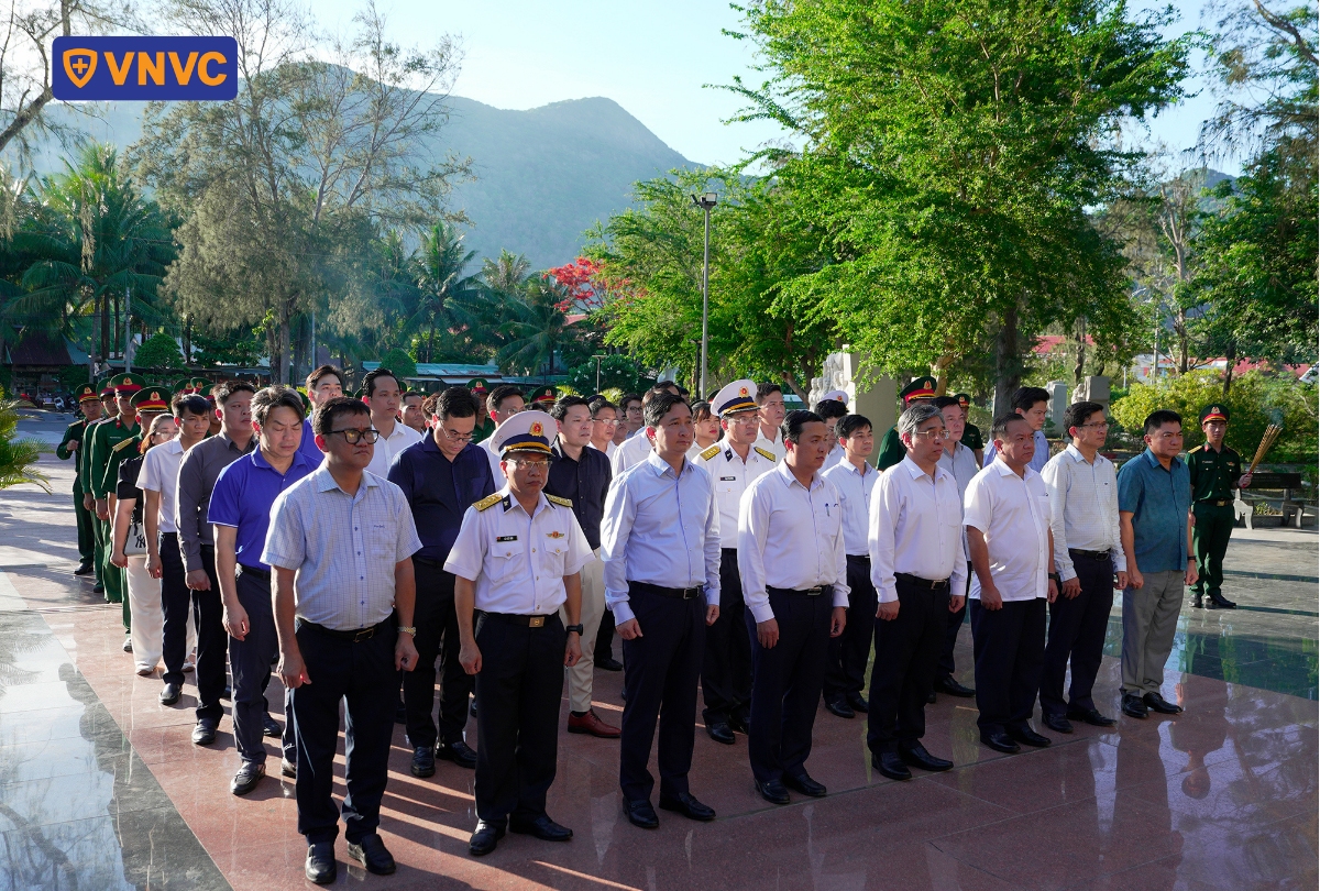 đoàn đại biểu viếng thăm nghĩa trang liệt sĩ côn đảo