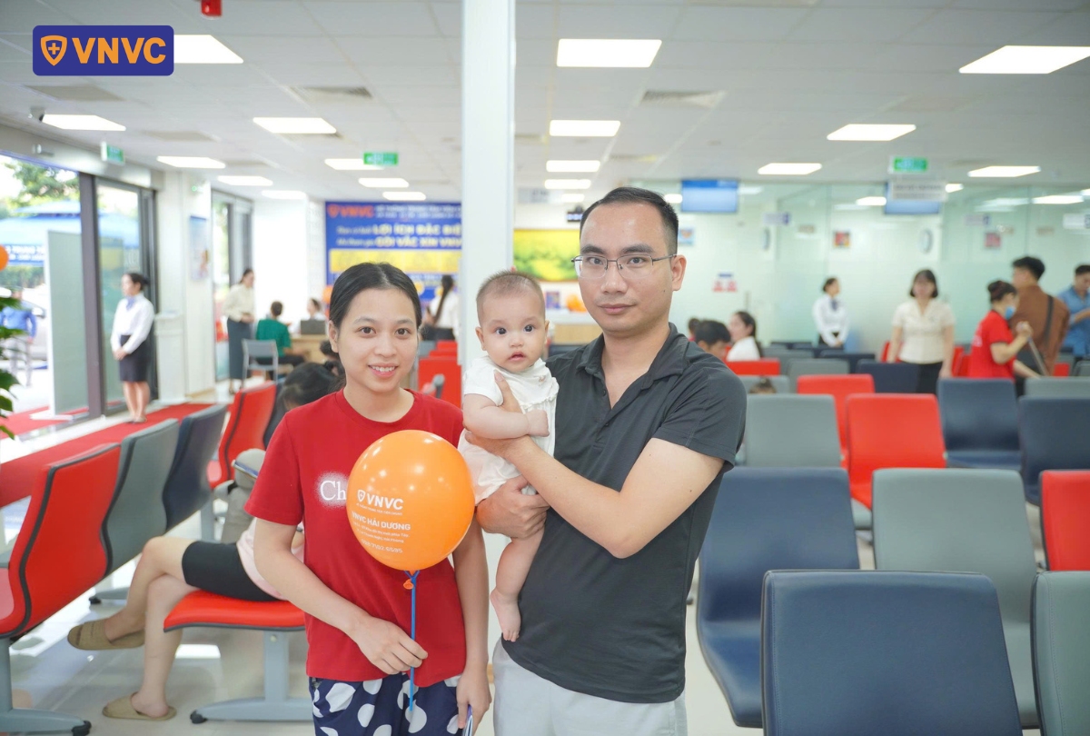 gia đình tiêm phòng tại vnvc hải dương