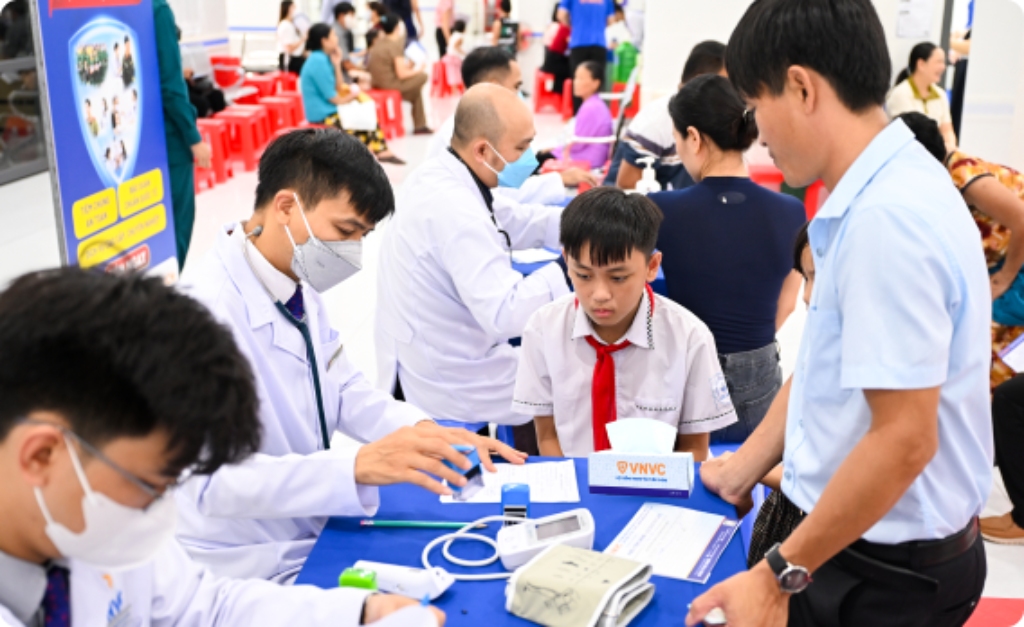 học sinh tại côn đảo được tiêm phòng