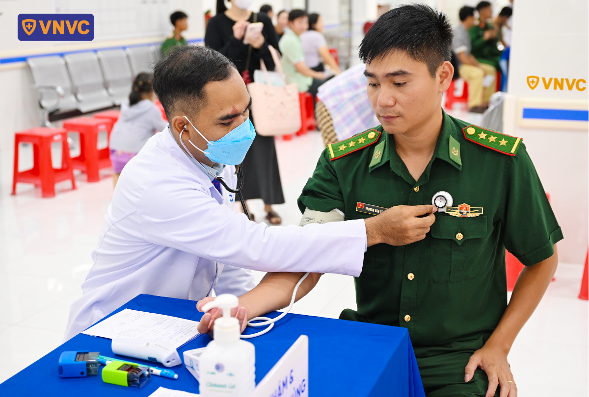 khám cho chiến sĩ