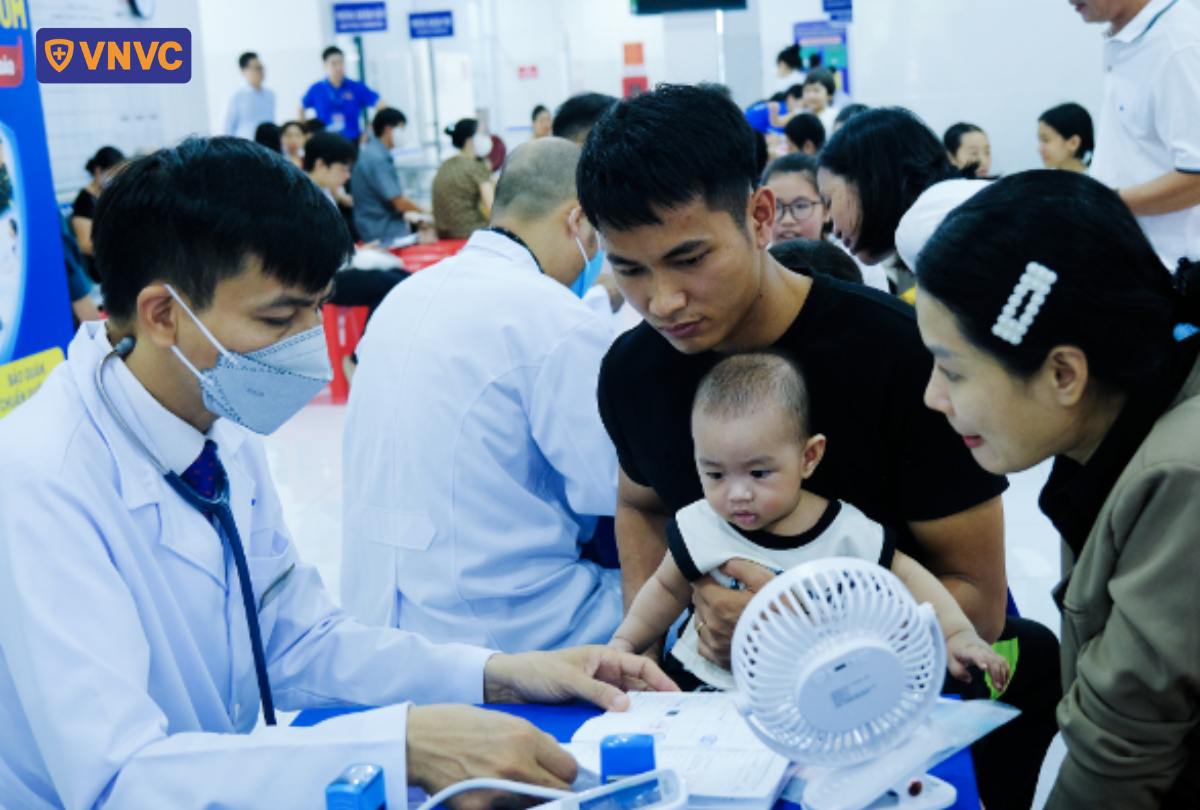 khám sàng lọc em bé trai