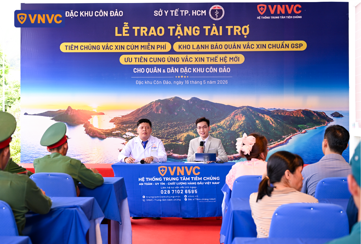mc và bác sĩ ngồi tư vấn