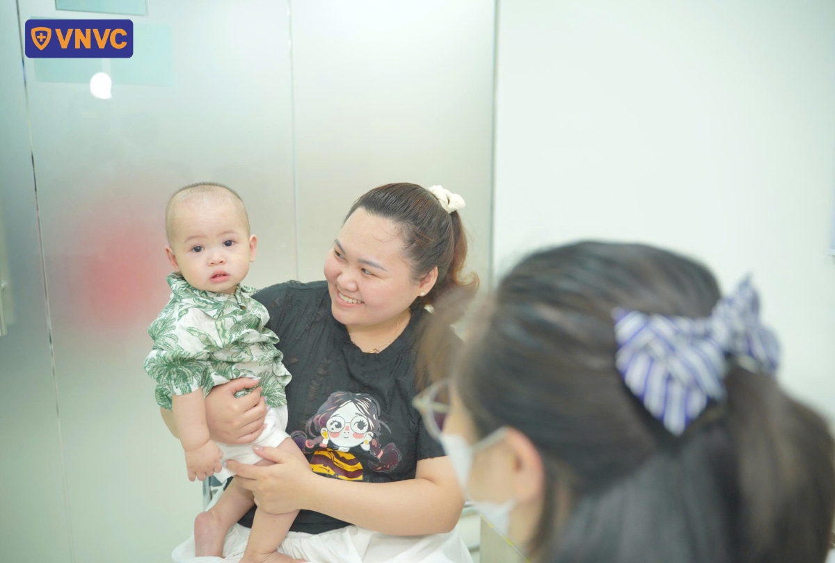 mẹ bế con tiêm phòng tại vnvc hải dương