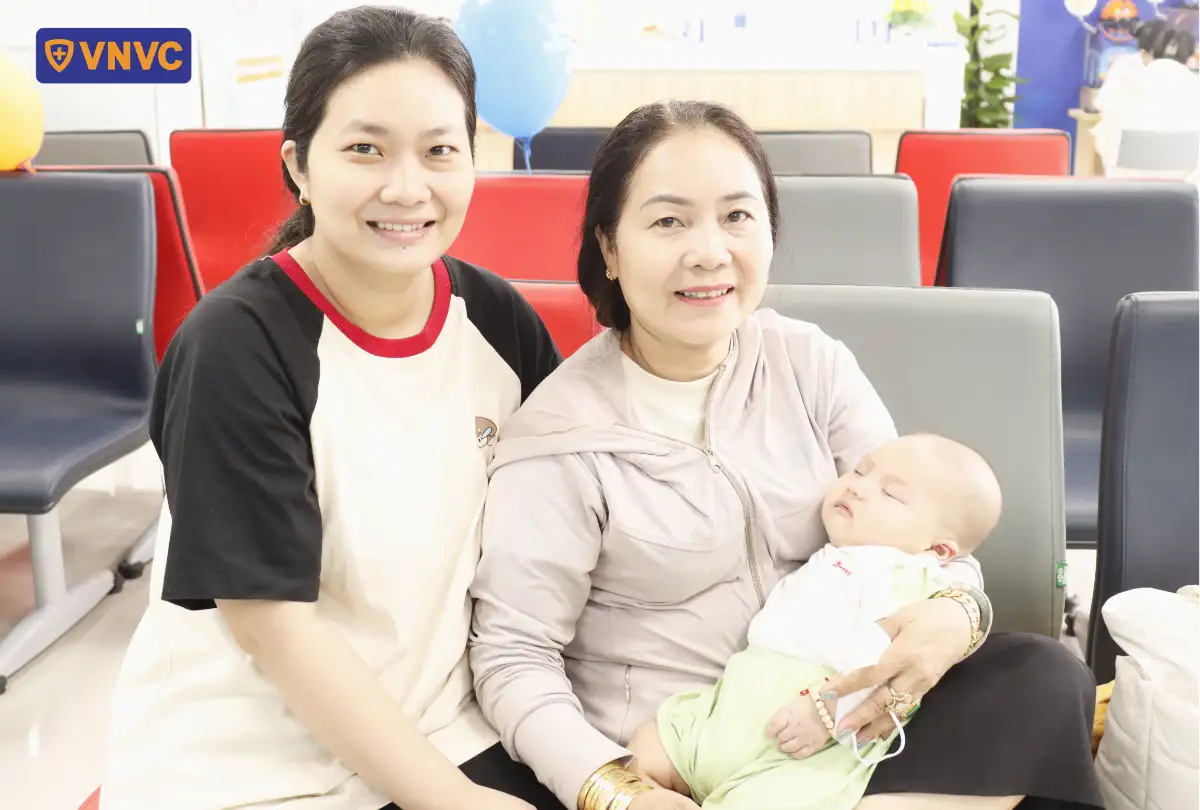 mẹ con ngồi đợi tiêm