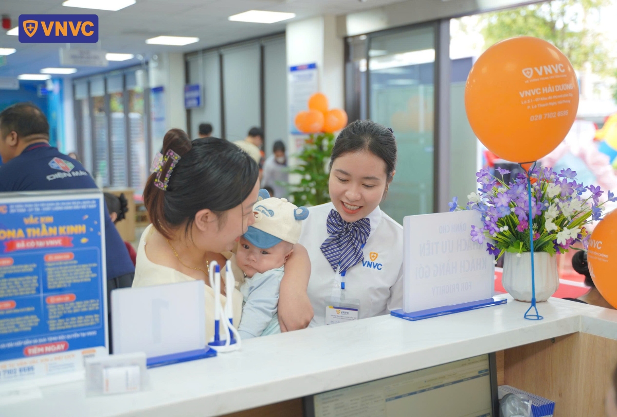 mẹ đăng ký tiêm cho bé tại vnvc hải dương