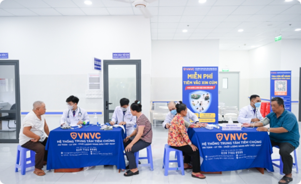 người cao tuổi côn đảo đến đăng ký