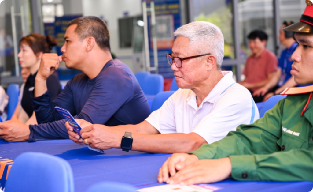 người cao tuổi côn đảo nghe tư vấn