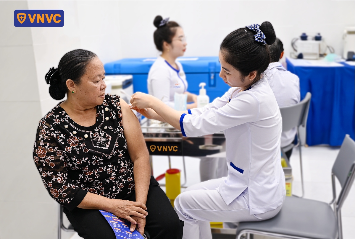 người dân tiêm cúm miễn phí tại vnvc
