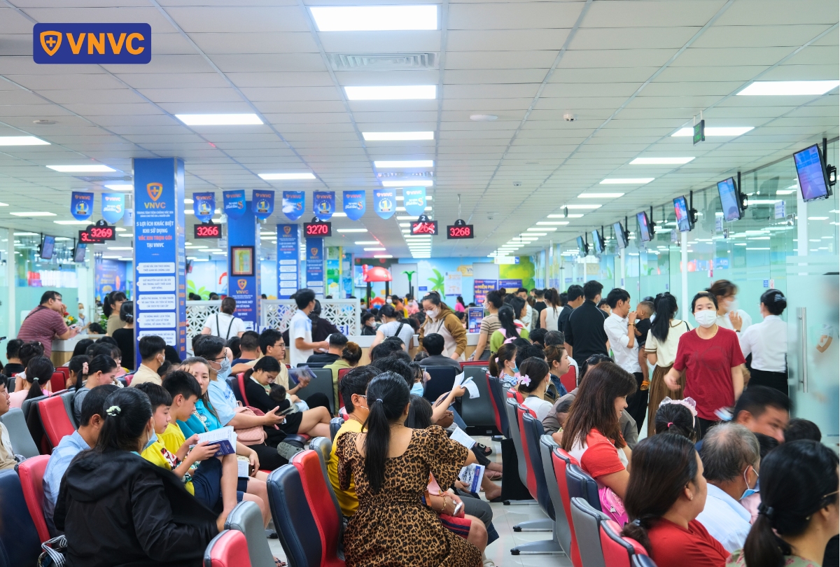 người dân tiêm phòng bệnh dại tại vnvc