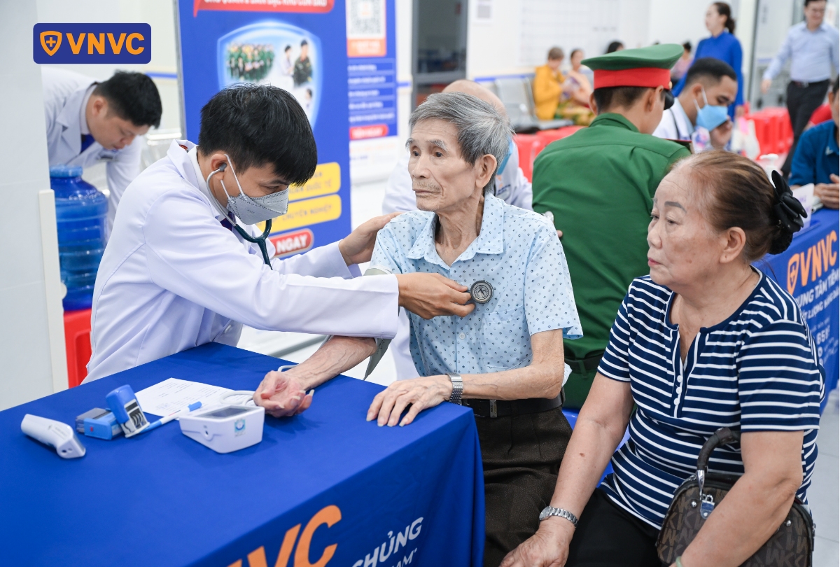 người già tại côn đảo tiêm vắc xin miễn phí tại vnvc