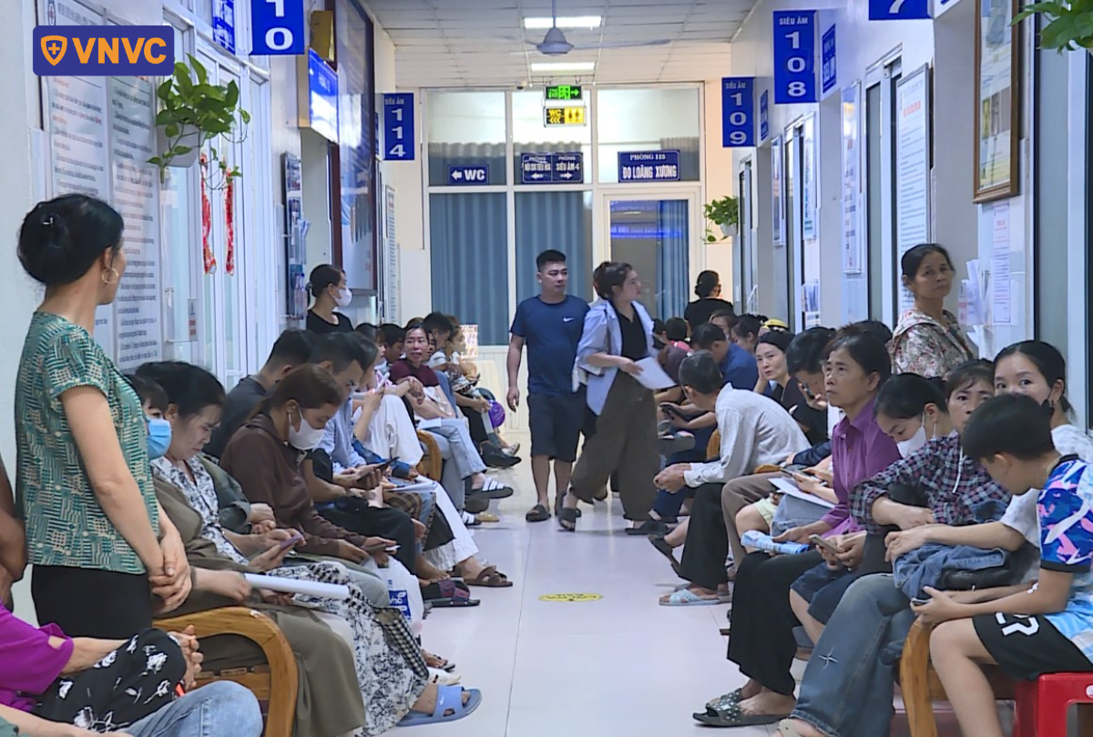 người ngồi đợi khám bệnh