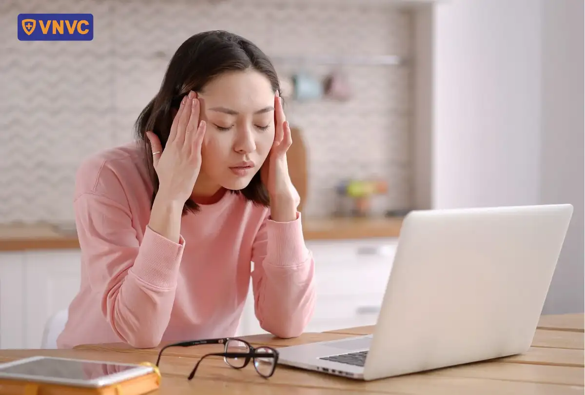 người phụ nữ đau đầu