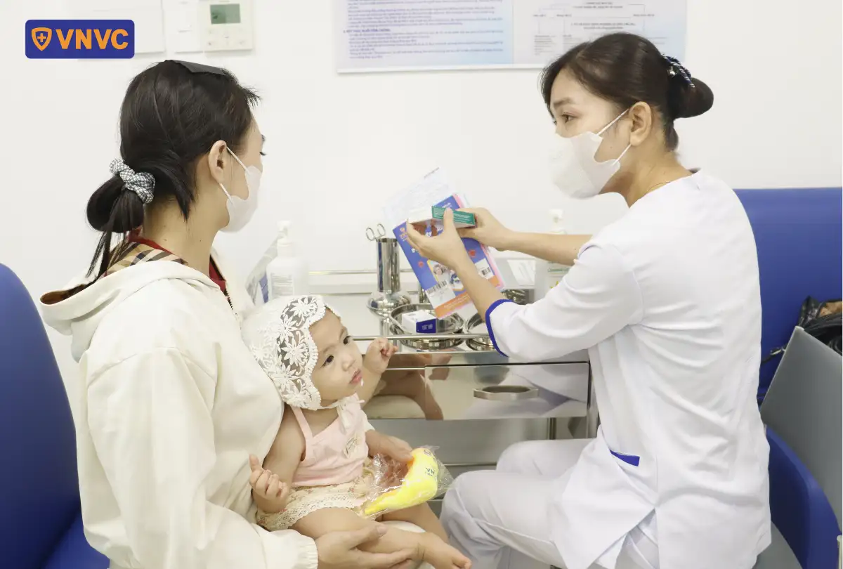 nhân viên hướng dẫn trước tiêm