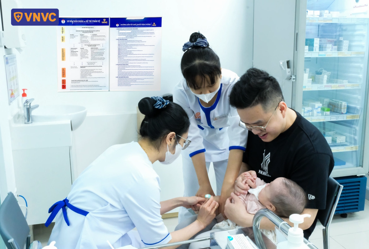 nhân viên tiêm ngừa cho em bé