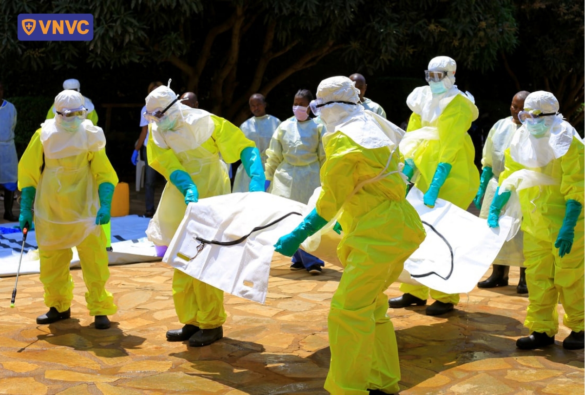 nhân viên y tế cách ly dịch ebola