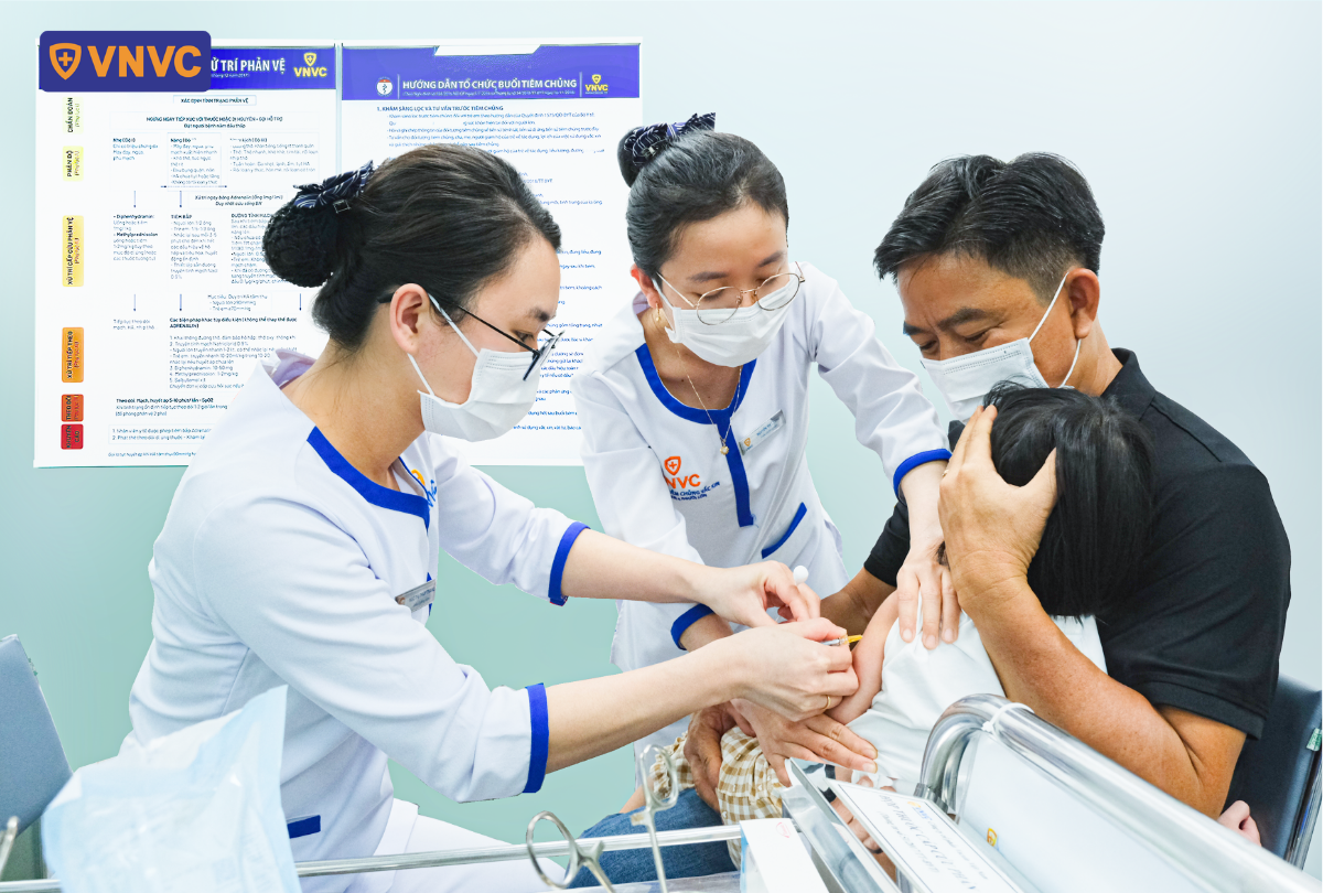 nhân viên y tế chích vắc xin