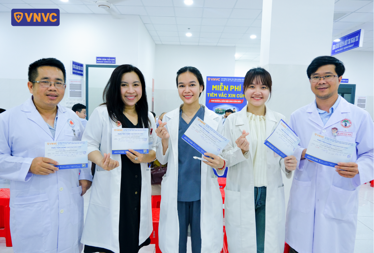 nhóm bác sĩ tham gia chiến dịch