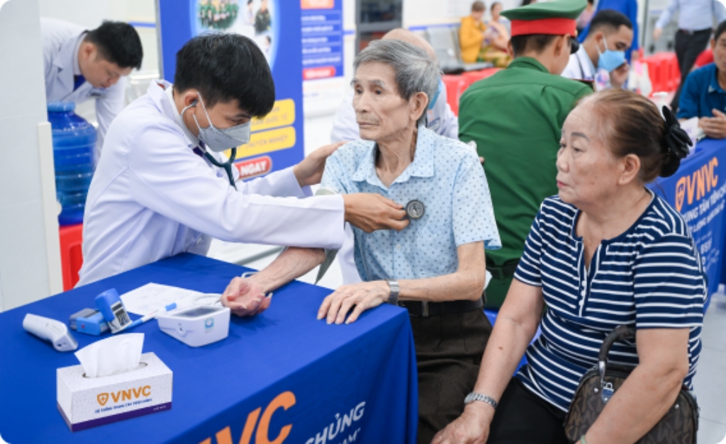 ông bà cụ được bác sĩ khám sàng lọc