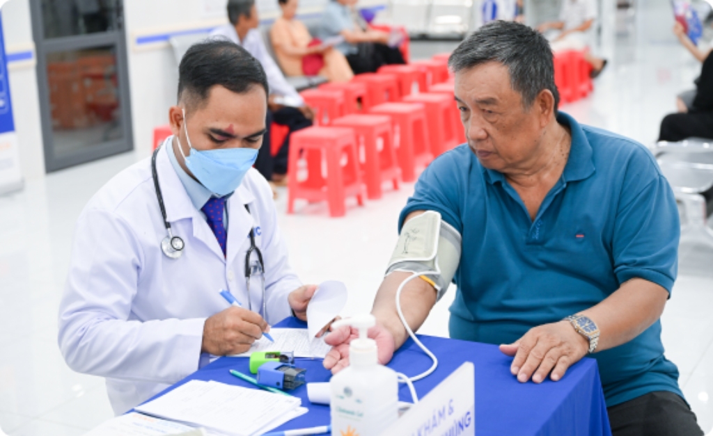 ông cụ được đo huyết áp khám sàng lọc