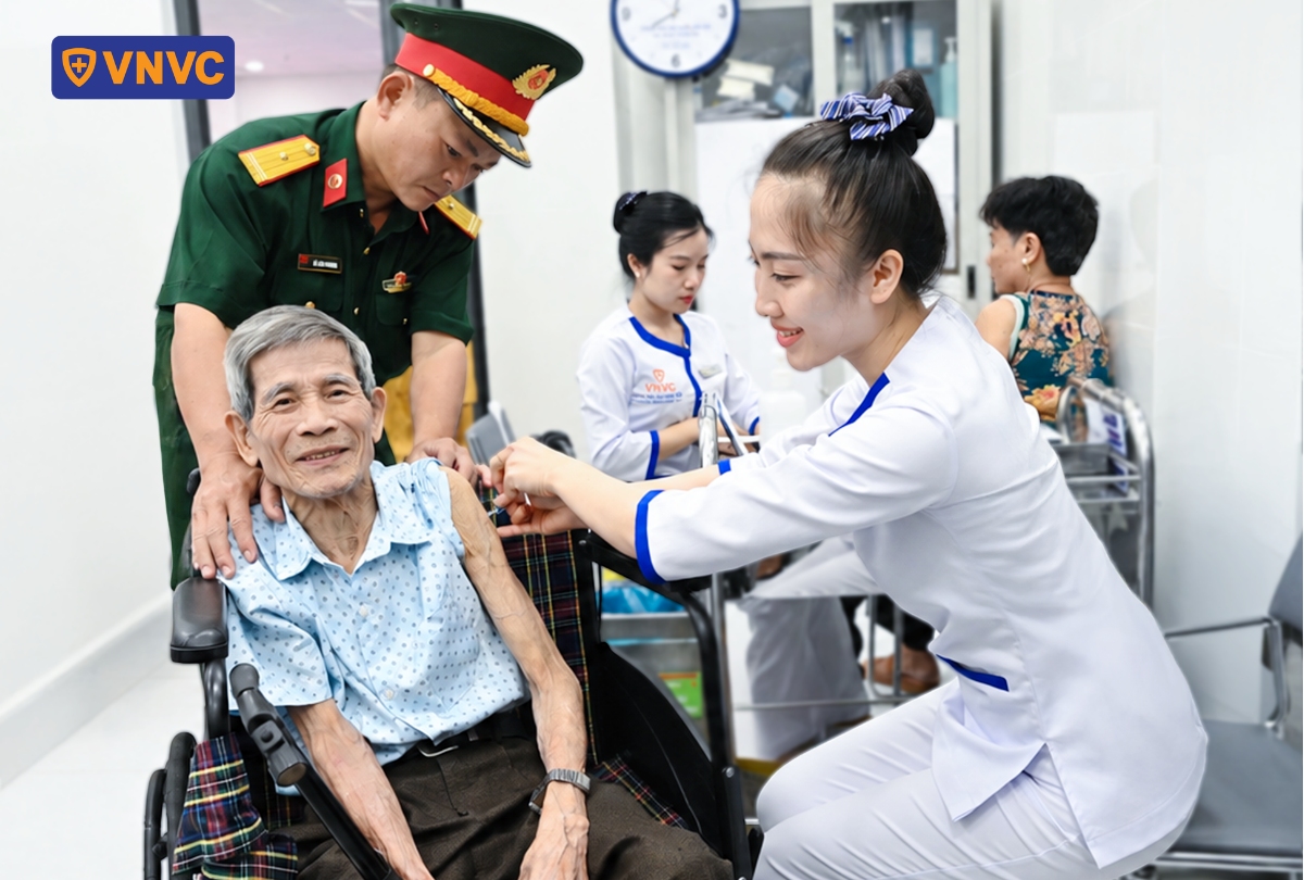 ông nguyễn xuân viên đi tiêm vắc xin