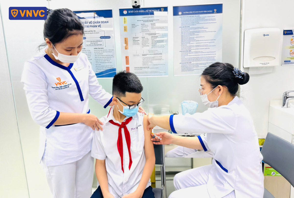 tiêm cho em học sinh