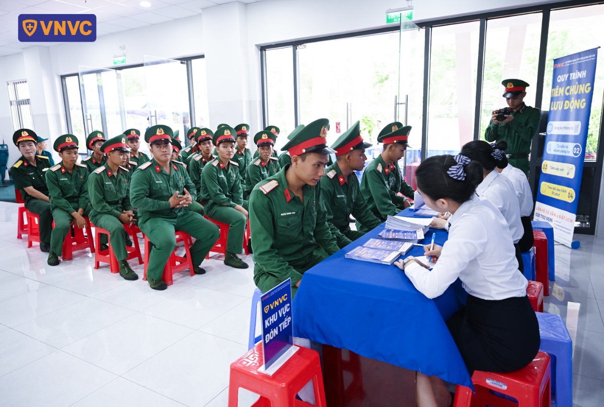 tiêm ngừa cho quân và dân côn đảo